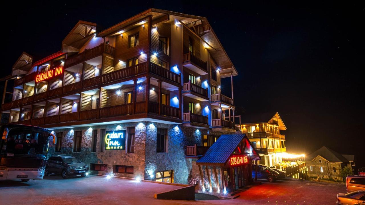 Gudauri Inn Eksteriør bilde Night view of the resort