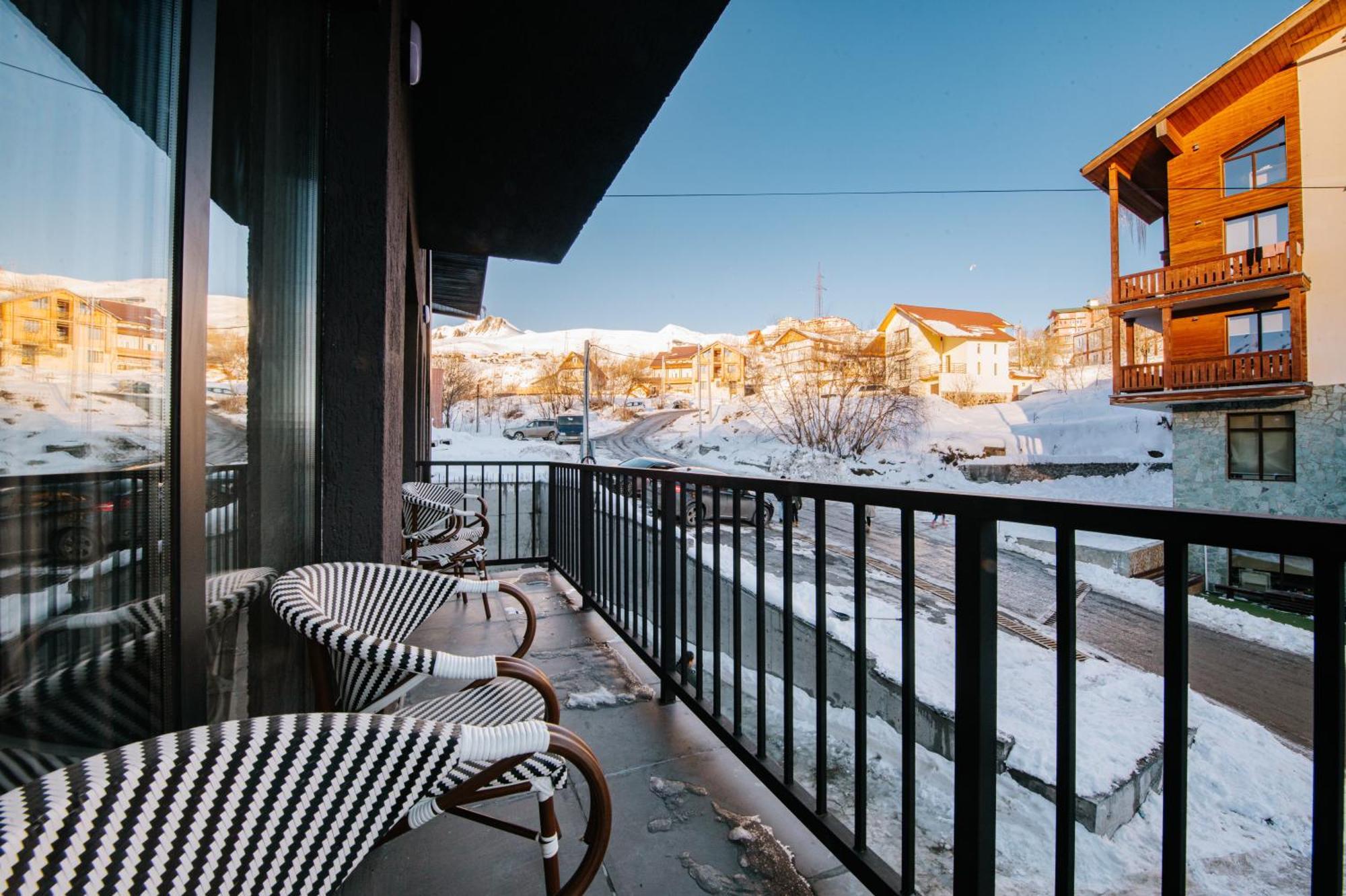 Gudauri Inn Rom bilde A balcony in the winter