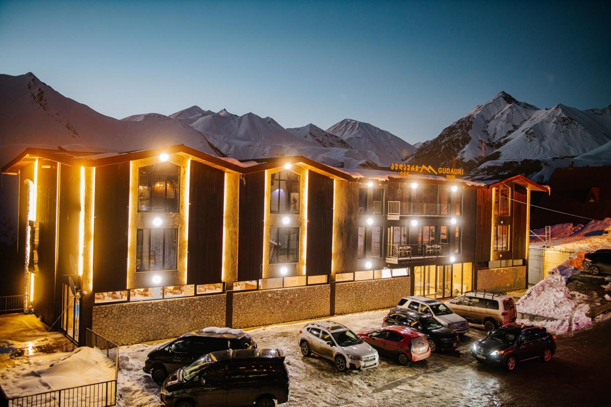 Gudauri Inn Eksteriør bilde The hotel at night